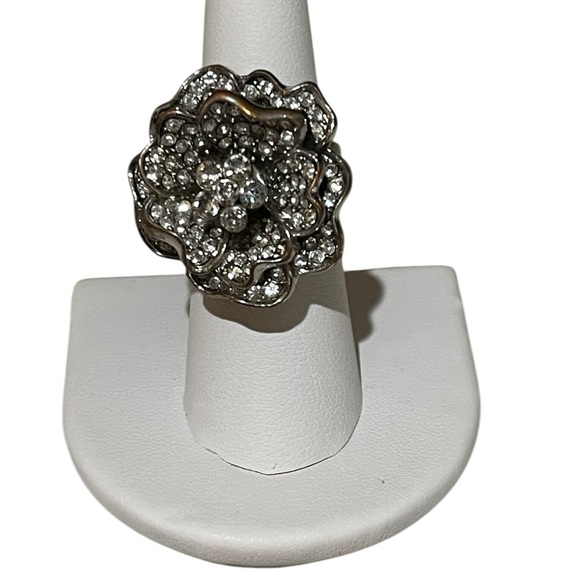 Metal and Rhinestone Flower Rings Bundle Lot 7 pcs NWT NWOT - Picture 8 of 8